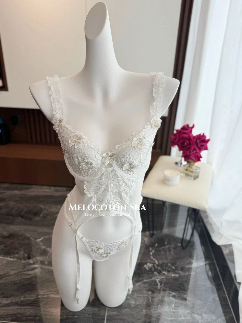 Sensuelle  M蕾丝连体内衣性感诱惑聚拢镂空法式套装