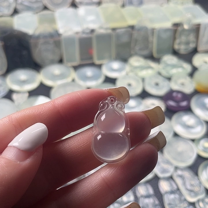 岫玉未镶嵌颈饰葫芦