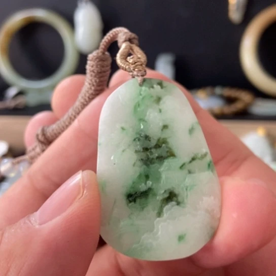 翡翠未镶嵌颈饰山水牌