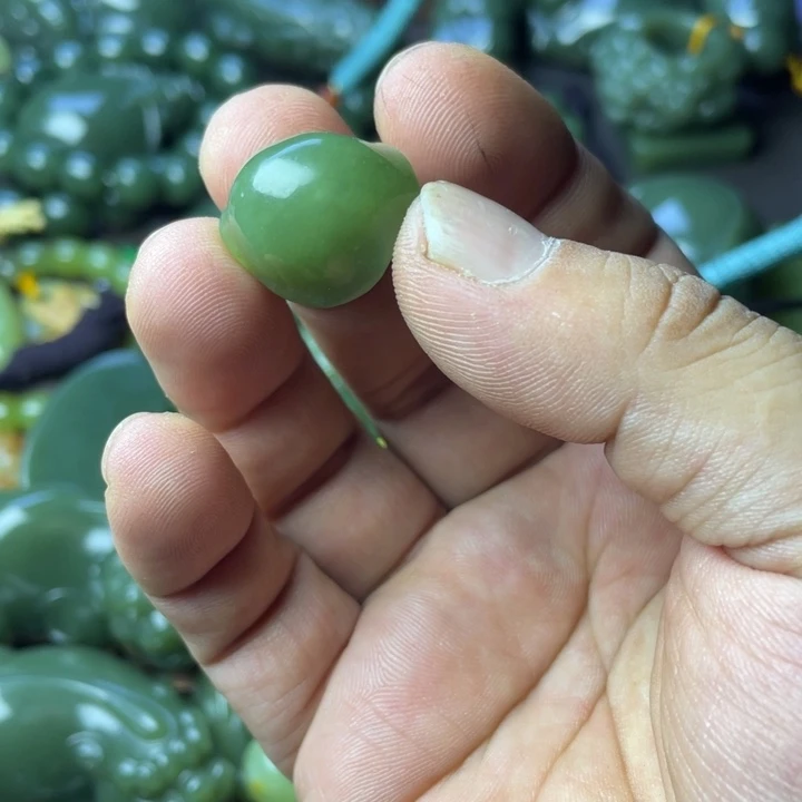 颈饰未镶嵌岫岩老玉（透闪石质玉）