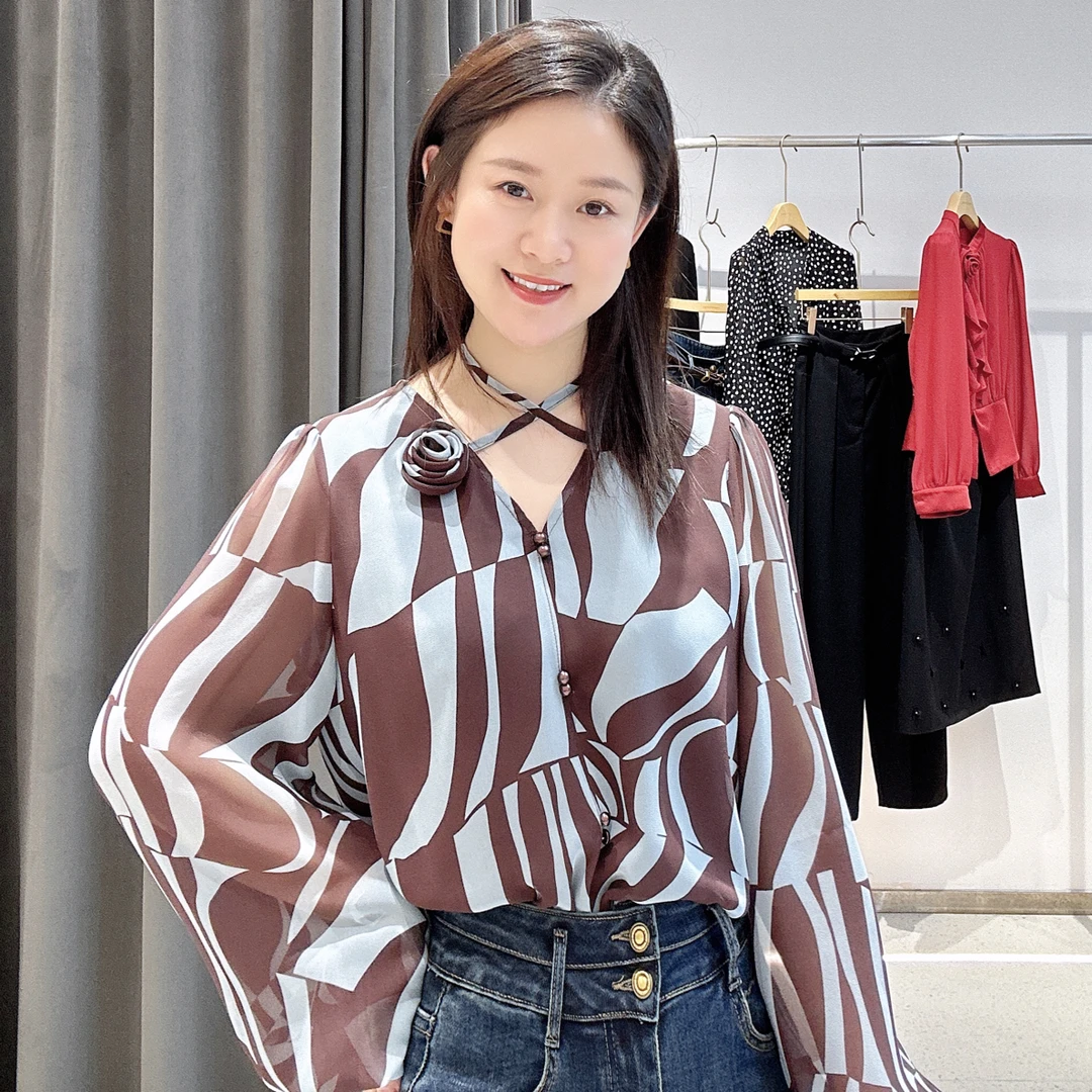 时尚不规则设计感立体花朵装饰通勤长袖衬衫