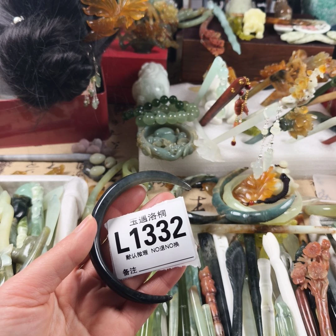 蛇纹石玉发饰合金花*。