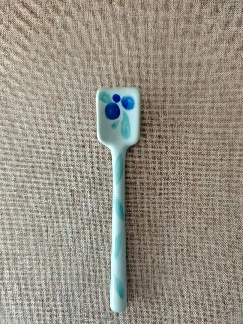 高温背部不喷釉的景德镇勺子