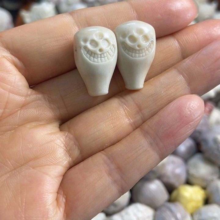 配饰鹿角雕刻一个出