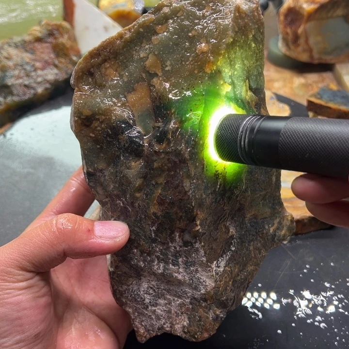 未镶嵌蛇纹石玉珠宝奇石