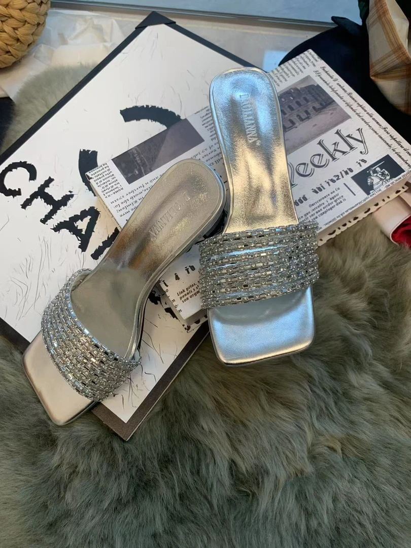 水钻露趾一字拖女2025年轻奢风细跟高跟配裙子外穿