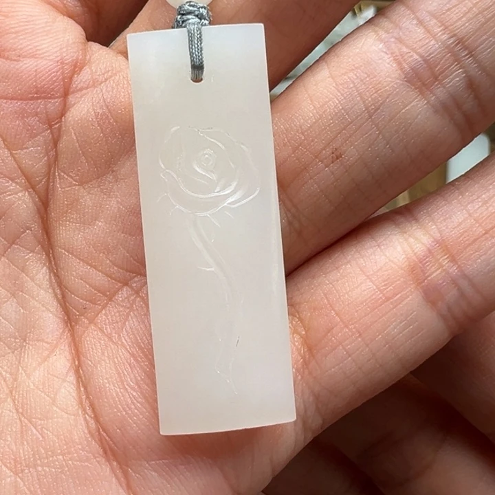 和田玉未镶嵌颈饰玫瑰花