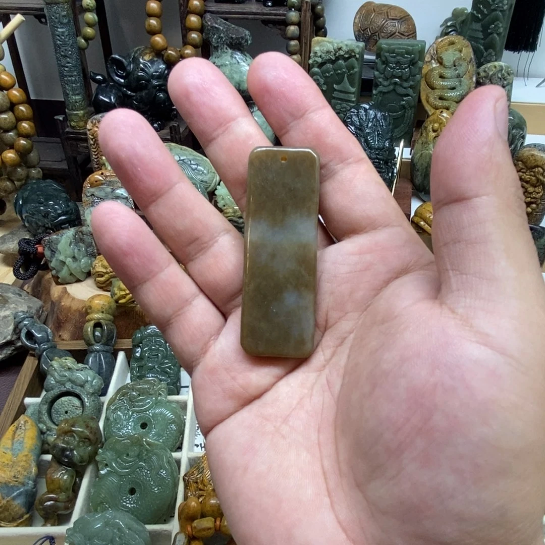 未镶嵌岫岩老玉（透闪石质玉）把件