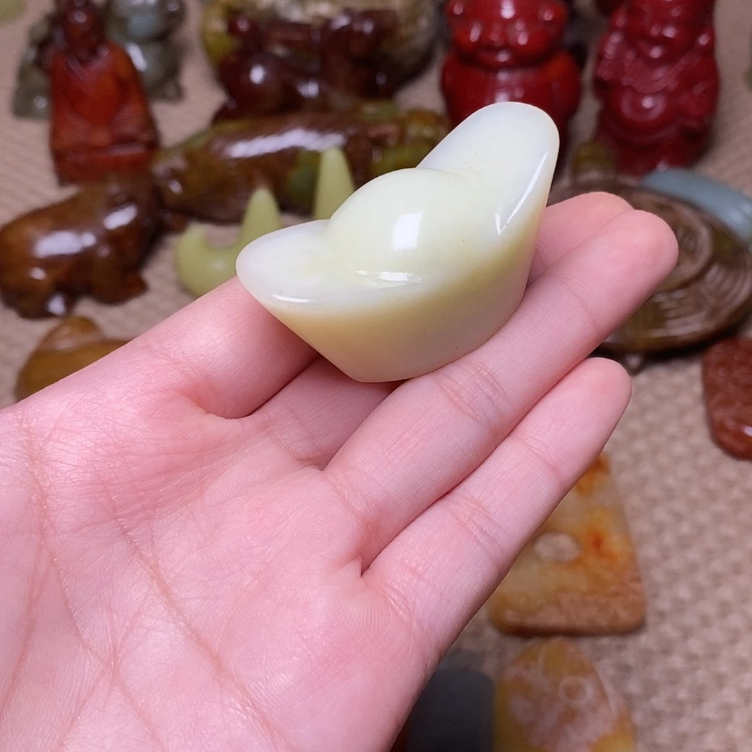 守***福蛇纹石玉未镶嵌颈饰