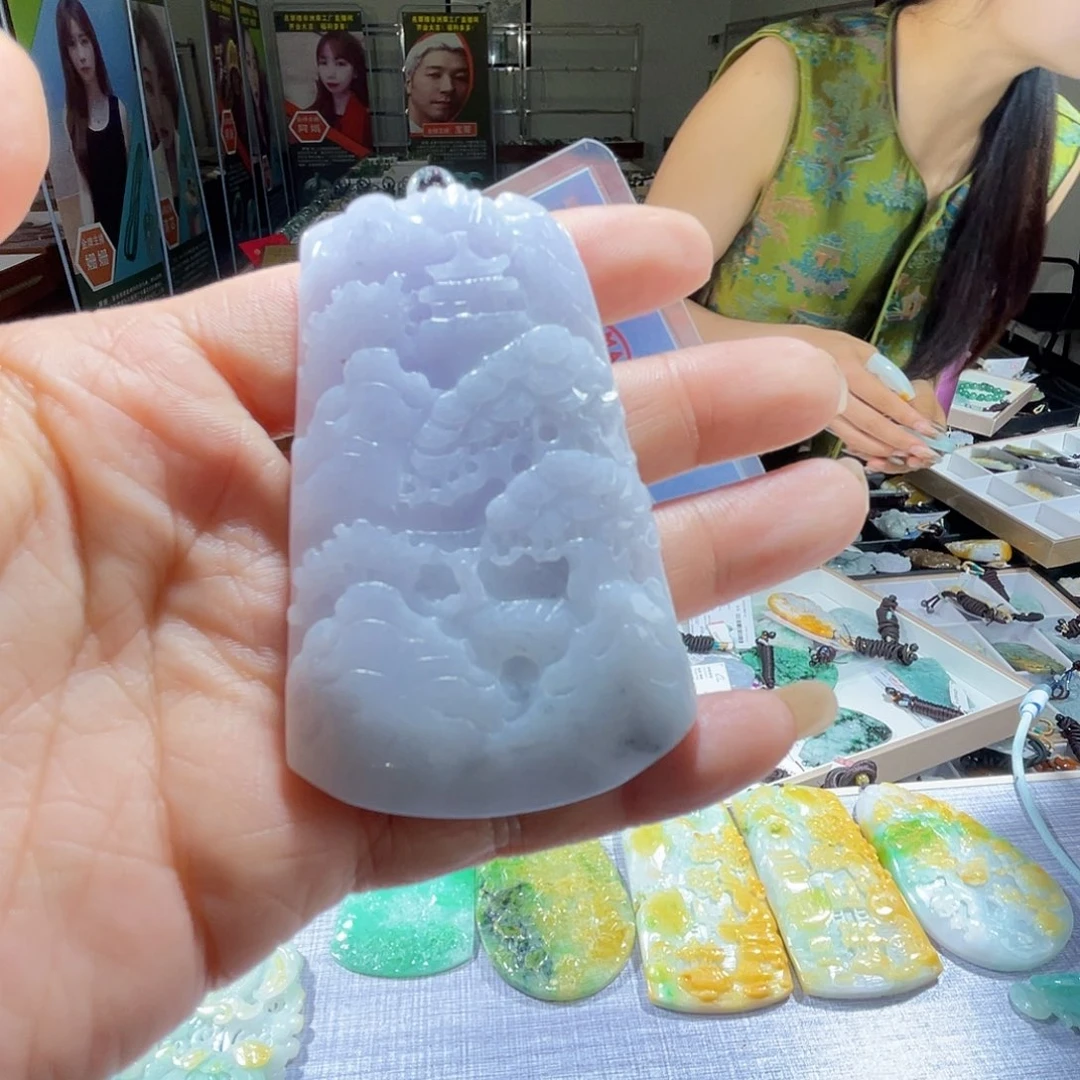 翡翠未镶嵌颈饰一个
