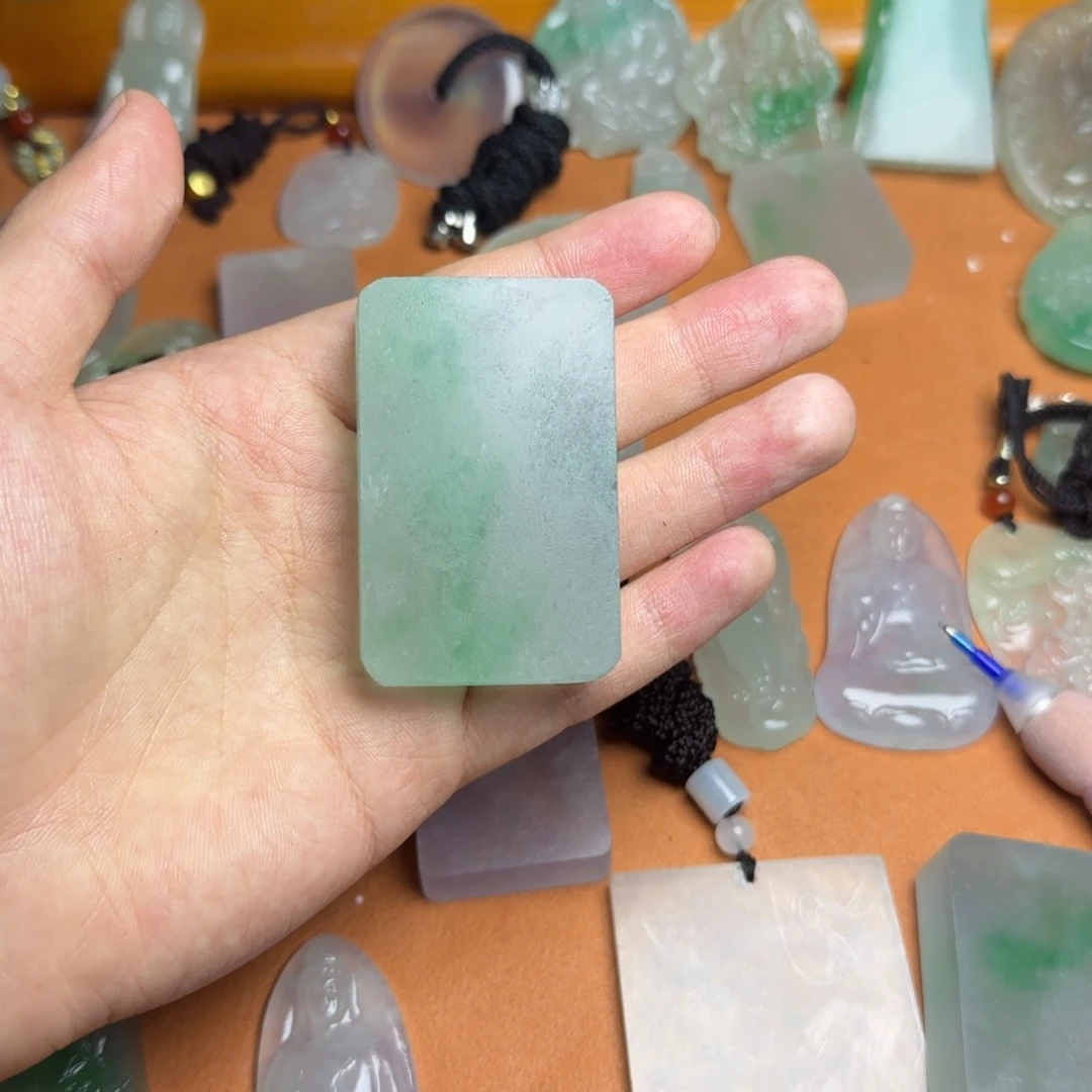 翡翠未镶嵌颈饰无事牌