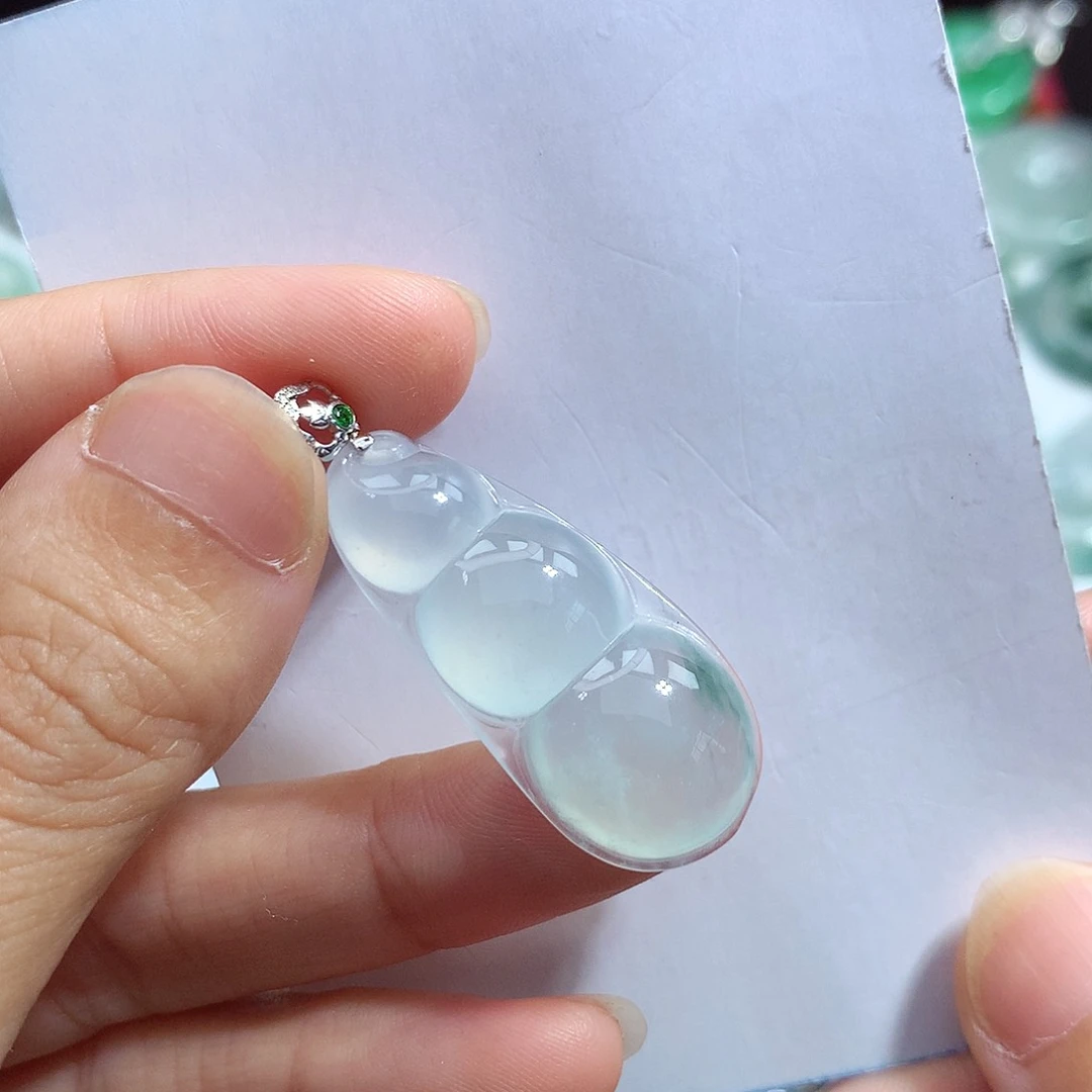 翡翠未镶嵌颈饰福豆