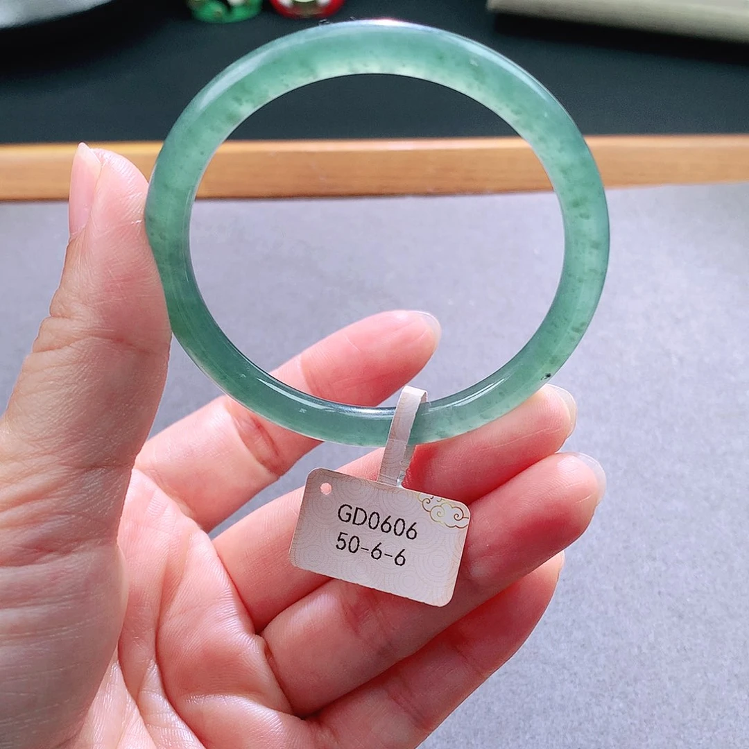 翡翠手镯未镶嵌天然翡翠手镯