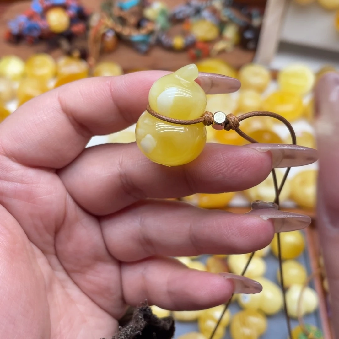 琥珀未镶嵌颈饰金白葫芦吊坠