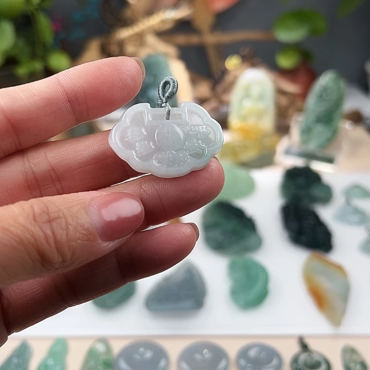 翡翠未镶嵌颈饰如意锁