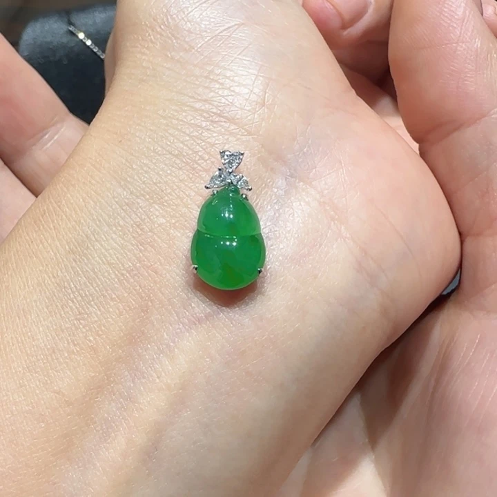 颈饰18K金镶嵌翡翠葫芦