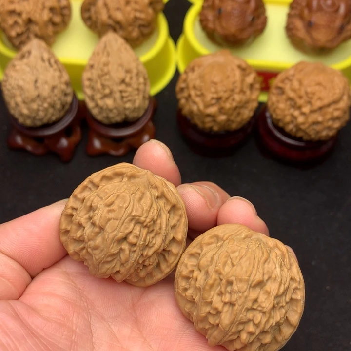文玩核桃吊坠白狮子37