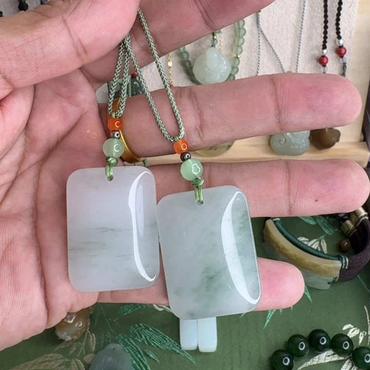 透闪石质玉未镶嵌颈饰