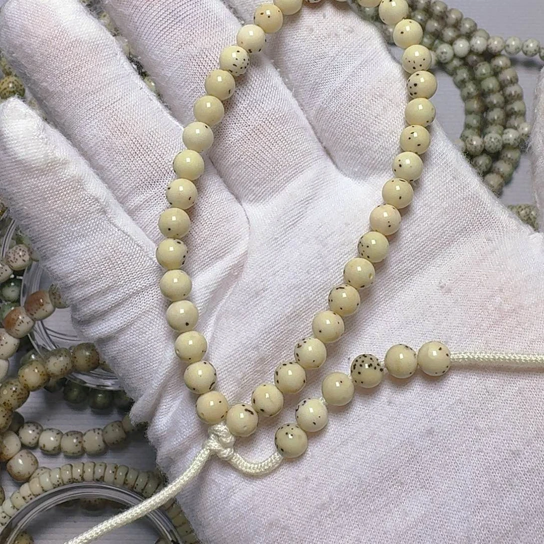 在***间星月菩提手串原生态石玉料已打底6圆手持