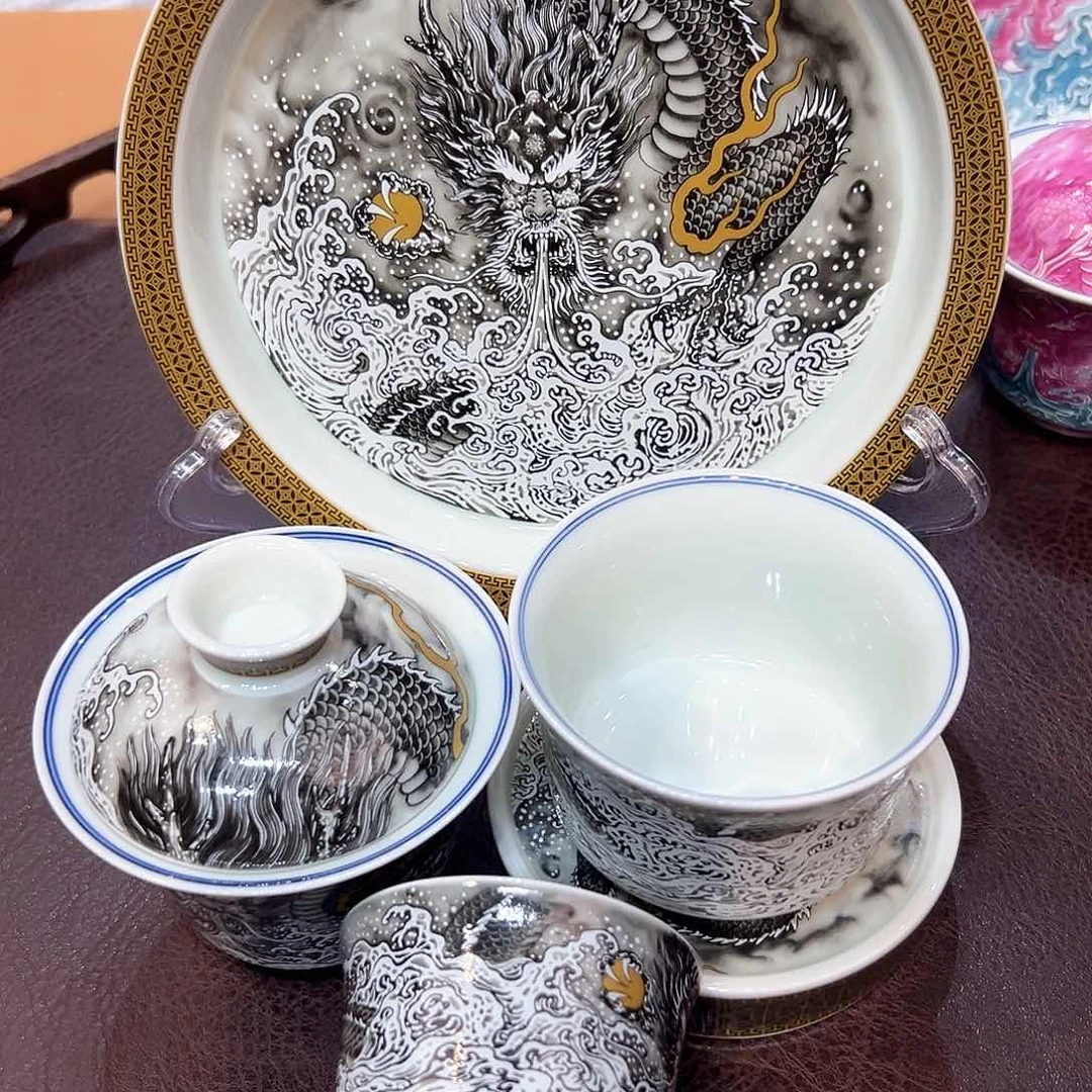 摆件景德镇陶瓷完胜奖作品集展评展中