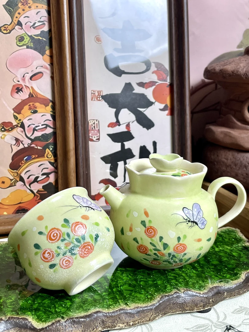 手绘舞蝶陶瓷花口壶+品茗杯