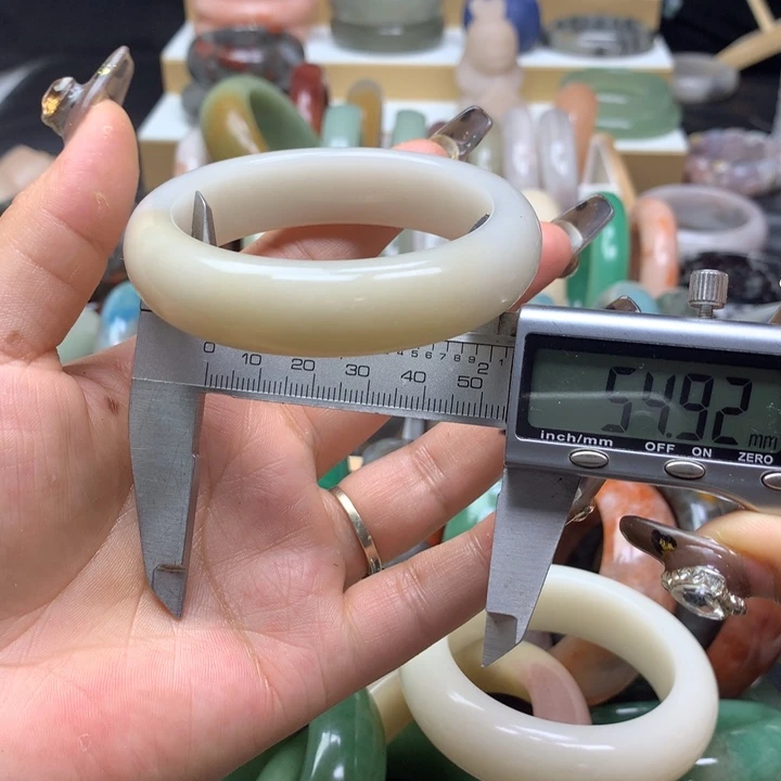 未镶嵌手镯石英质玉