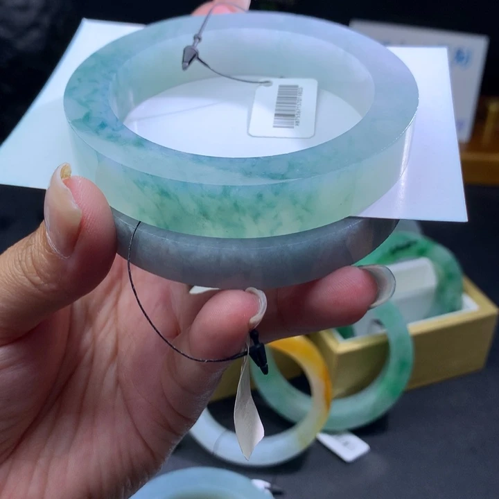 定制翡翠未镶嵌翡翠手镯