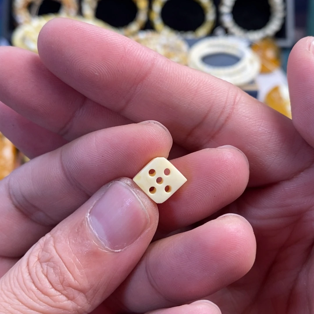 琥珀未镶嵌裸石五眼六通背云