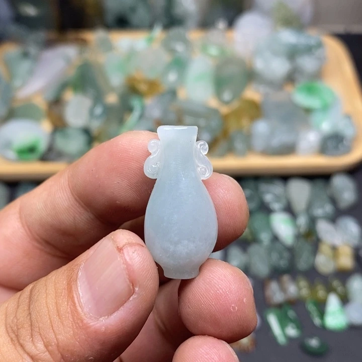 颈饰未镶嵌翡翠瓶子