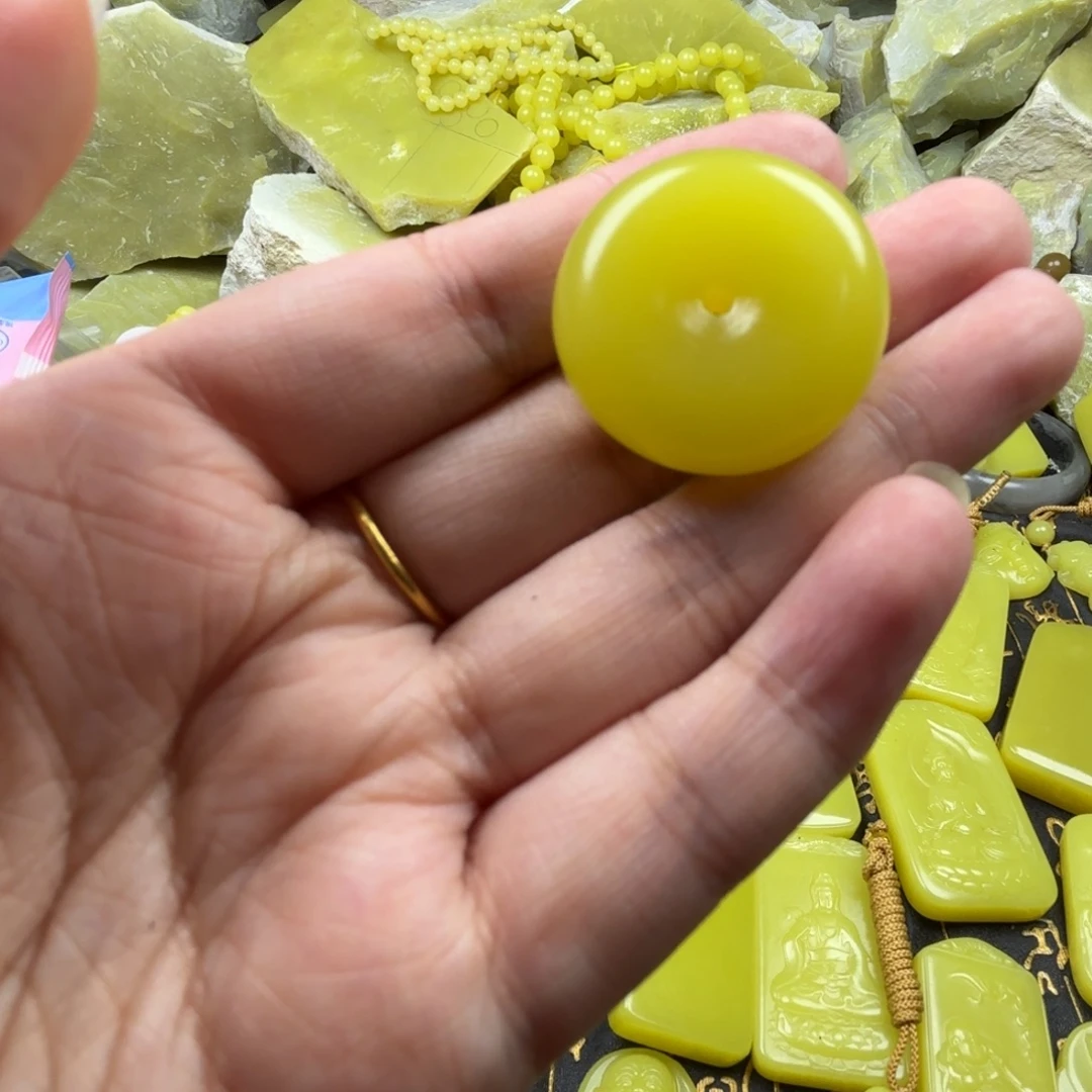 布新疆黄玉小平安扣