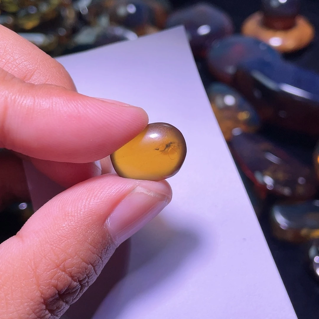 琥珀裸石未镶嵌，