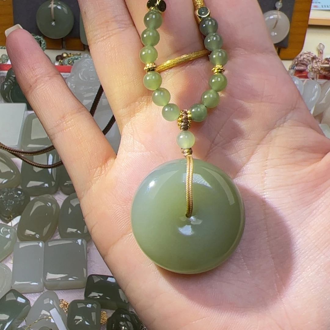 豆***手和田玉未镶嵌颈饰