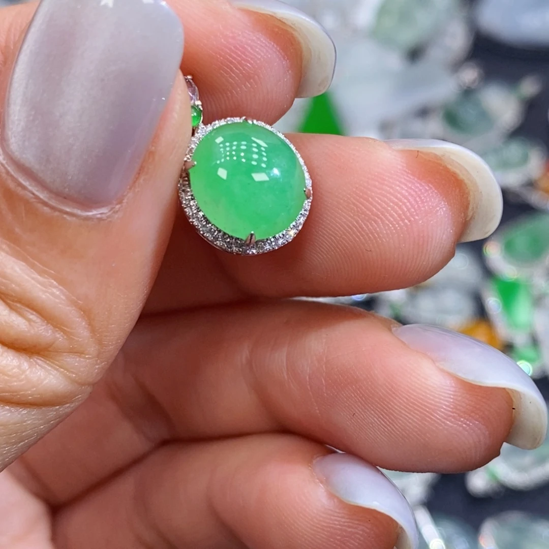 颈饰18K金镶嵌翡翠