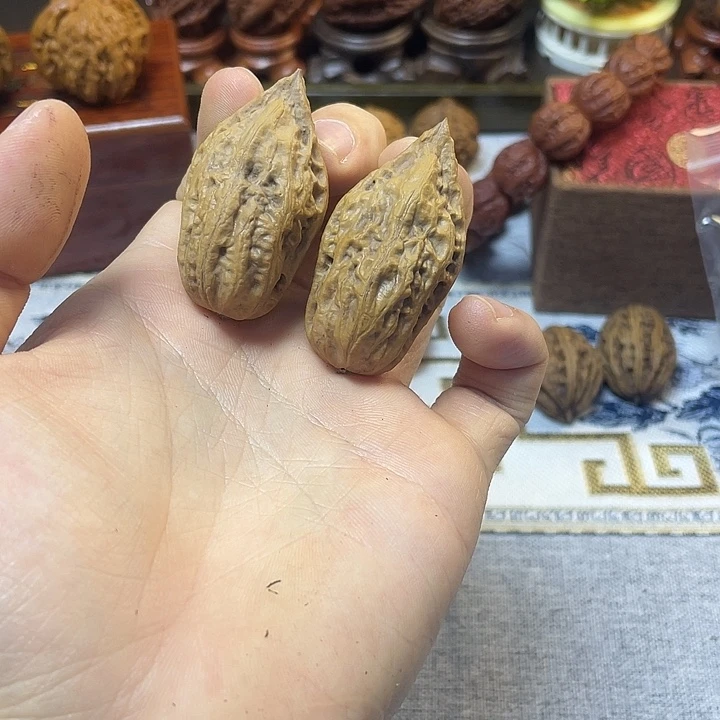 核桃东北楸子手把件