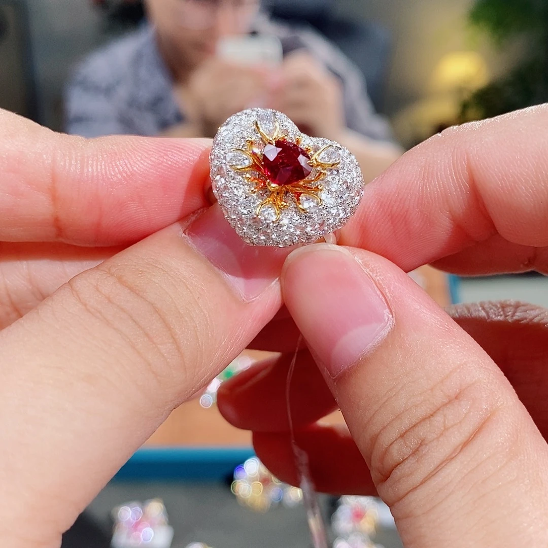 红宝石戒指18K金镶嵌Aigs无烧鸽血红1.1ct