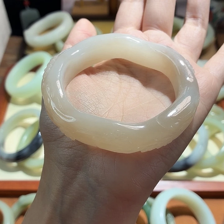 春***阳和田玉未镶嵌手镯