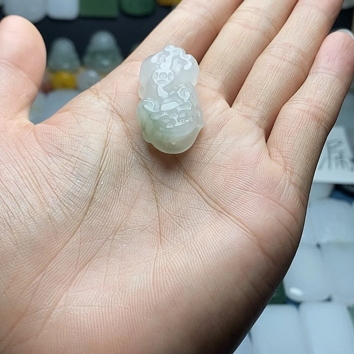 石英质玉（金丝玉）未镶嵌颈饰