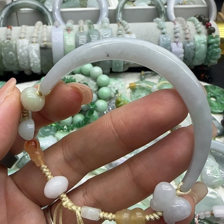 草****翡翠未镶嵌颈饰半镯