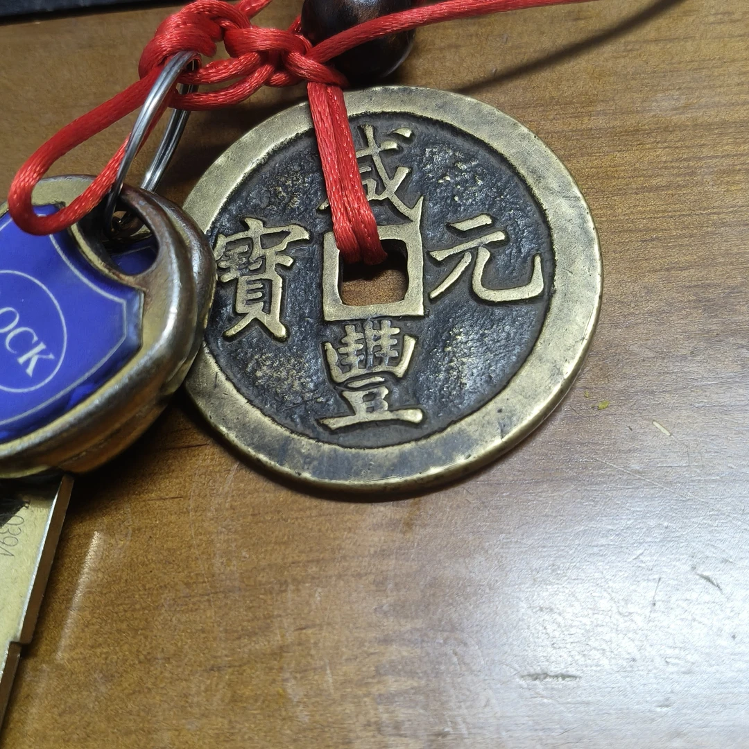 复古手持压门槛石铜币