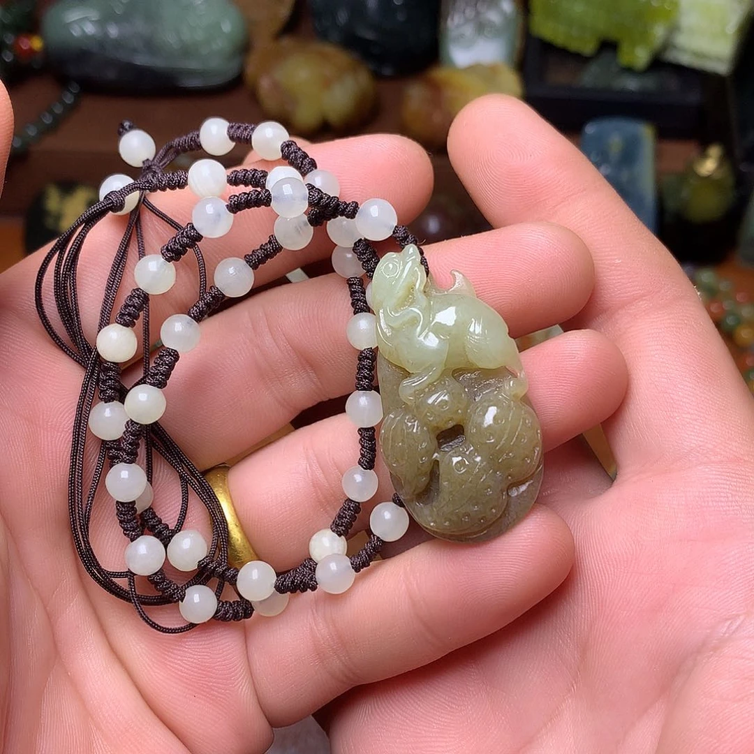 颈饰未镶嵌岫岩老玉（透闪石质玉）