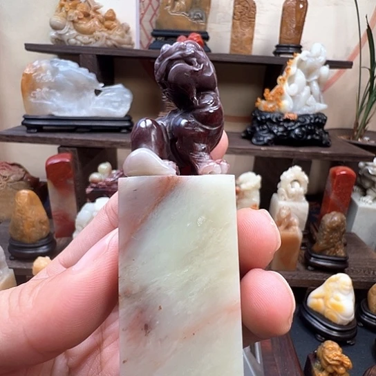 石材寿山俏色旗降石