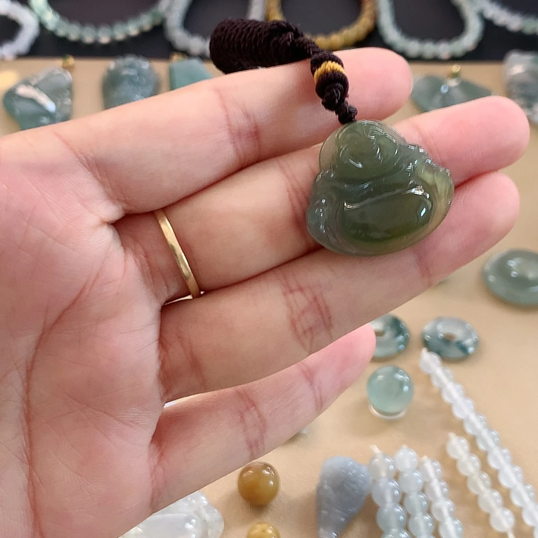 翡翠未镶嵌颈饰佛公