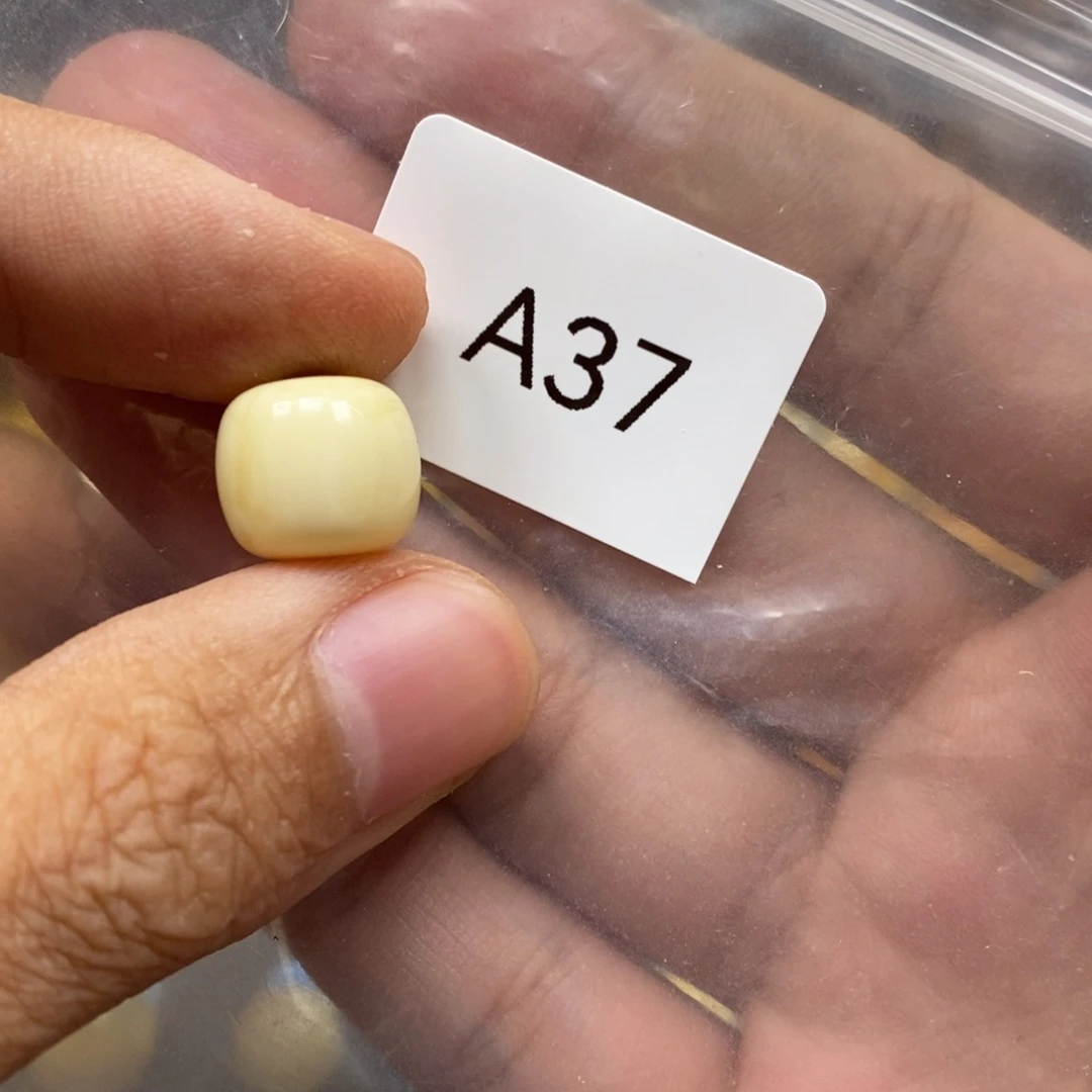 未镶嵌蜜蜡裸石辰**砼质检