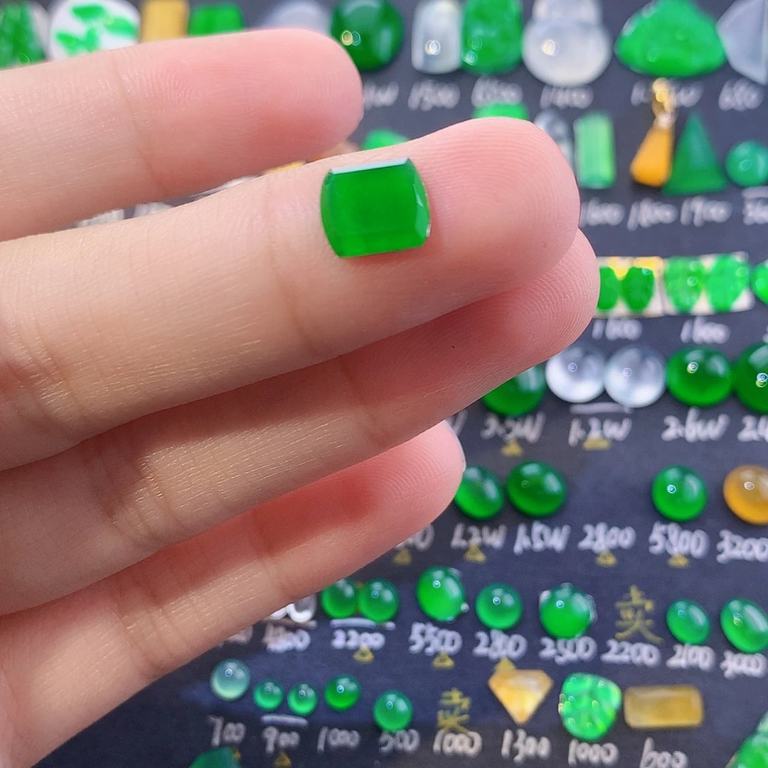 翡翠未镶嵌颈饰马鞍