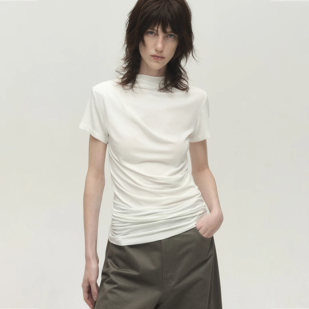 白弓“艺术家系列”不规则抽褶设计感小高领短袖T恤2025秋新款55695