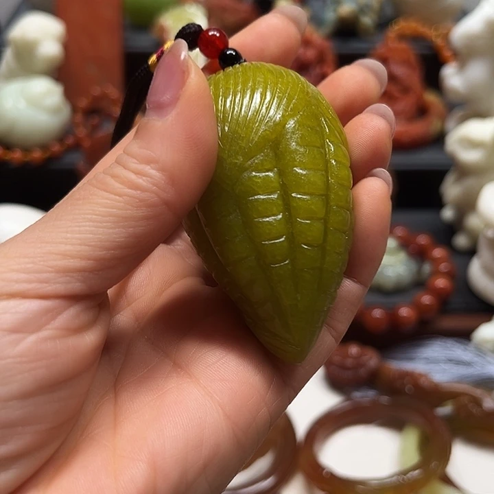 蛇纹石玉吊坠未镶嵌