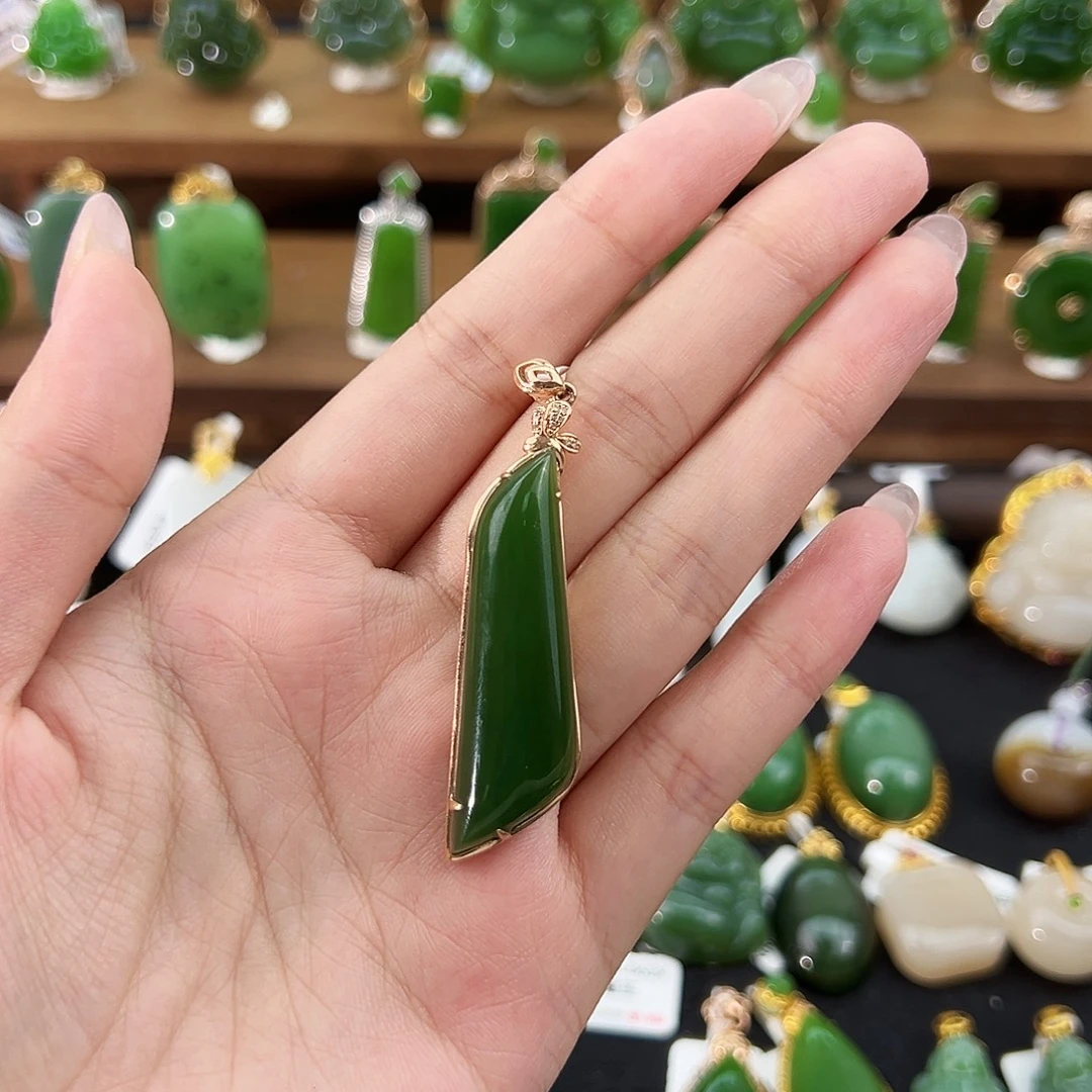 和田玉18K金镶嵌吊坠(不含链)老坑菠菜绿随形42mm