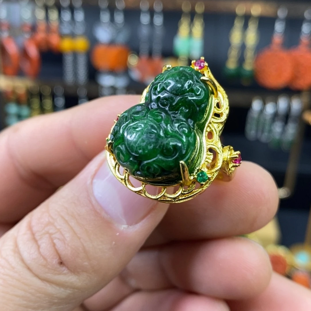 颈饰未镶嵌翡翠戒指