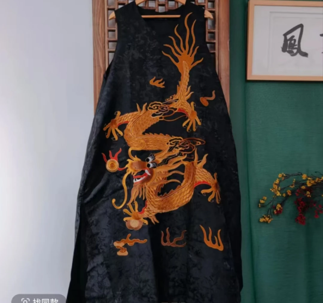 凤徕兮私人定制黑色提花底金龙刺绣V领背心连衣裙（LS561-1）