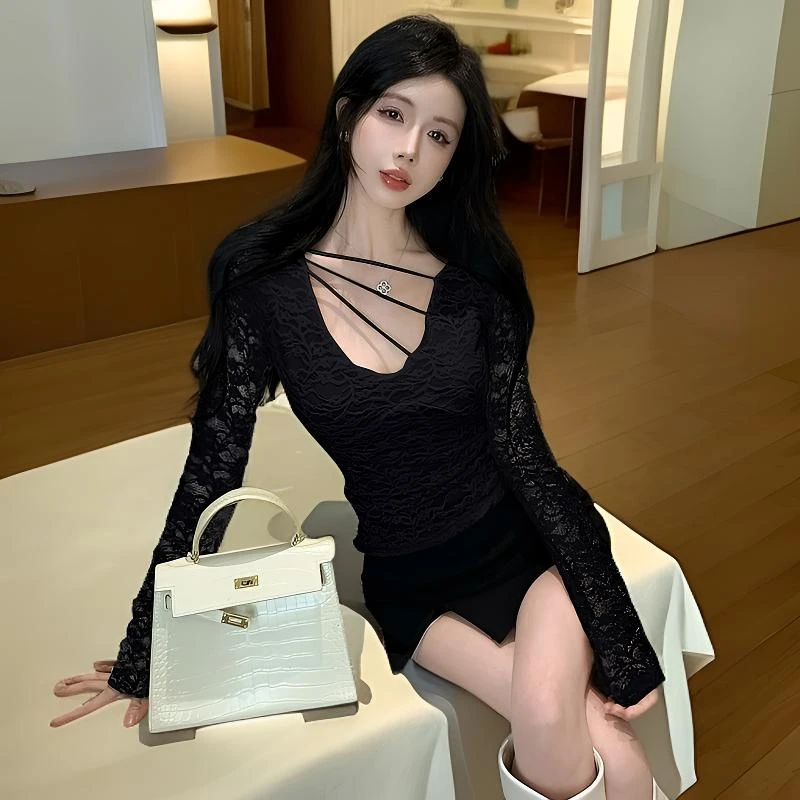 冬季时尚甜美风独特漂亮小衫V领斜肩带修身显瘦设计感蕾丝打底T恤